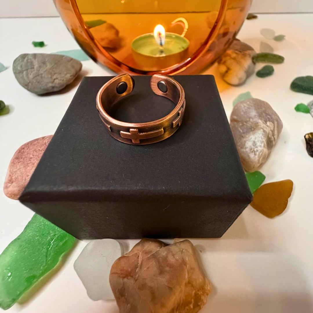 Anillo de Cobre con Imanes de Neodimio y Cruz Grabada – Símbolo de fuerza y protección