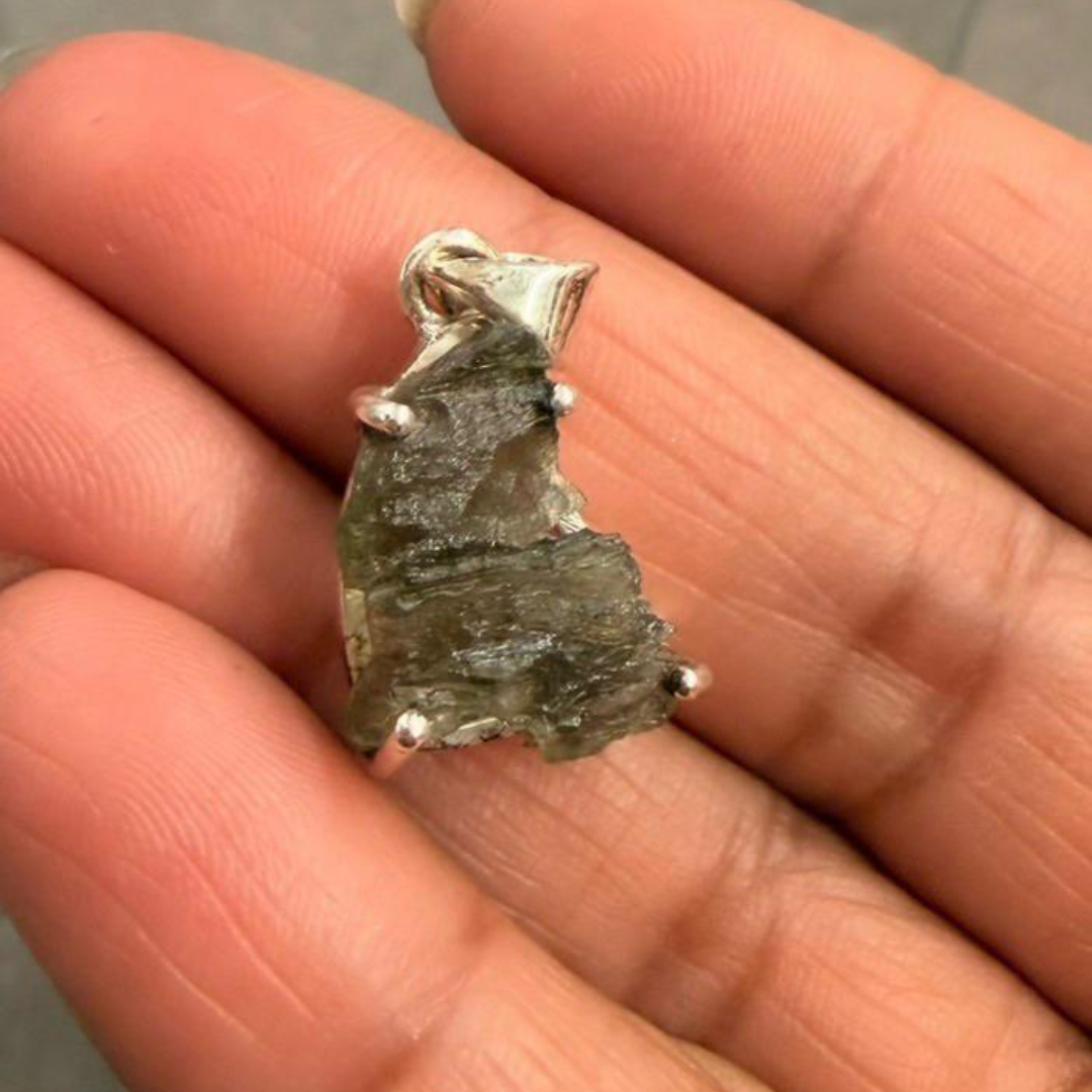 Colgante de Moldavita Natural – Origen único, presencia y transformación