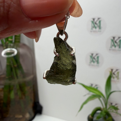 Colgante de Moldavita Natural – Origen único, presencia y transformación